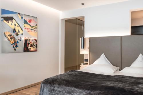 a bedroom with a bed and a painting on the wall at Villa Waldkönigin in San Valentino alla Muta