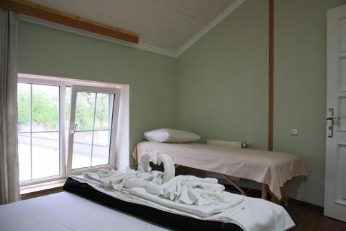 เตียงในห้องที่ Gabala Explorers' Villa near Tufandag