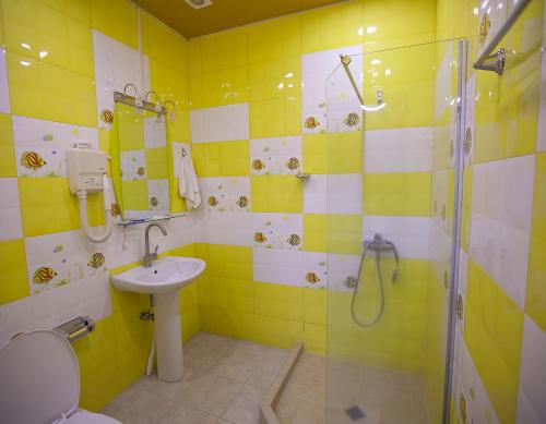 Un baño de GOLDEN SECONDS Hotel