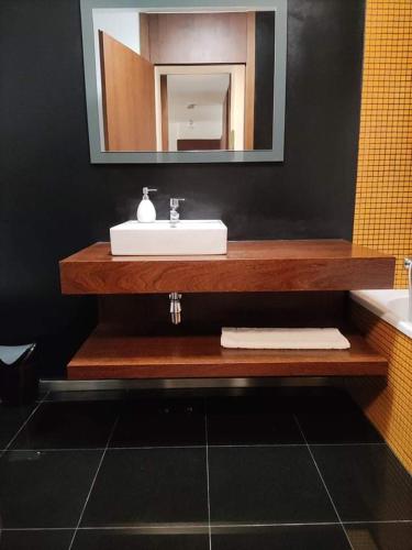 La salle de bains est pourvue d'un lavabo et d'un miroir. dans l'établissement Confort4you Apartment, à Gerês