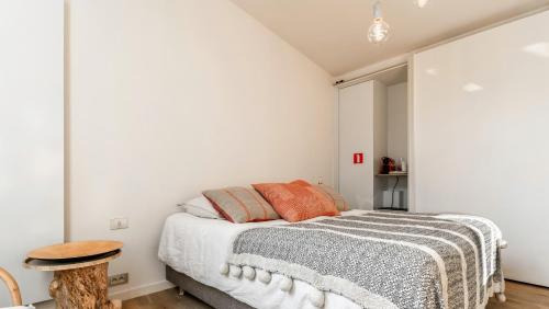 um quarto com uma cama e uma mesa em Alliance garden room em Bruges