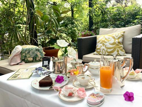 - une table avec de la nourriture et des boissons dans l'établissement Hotel Livio, à Brescia