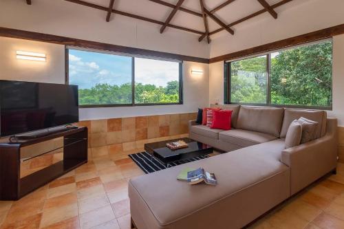 TV a/nebo společenská místnost v ubytování Classique Woods by StayVista with Lawn with Gazebo & Bar, Indoor Fun