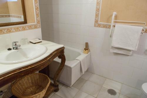 y baño con lavabo, bañera y aseo. en El Bulín de Cubillo - Casa del Arcipreste, en Cubillo