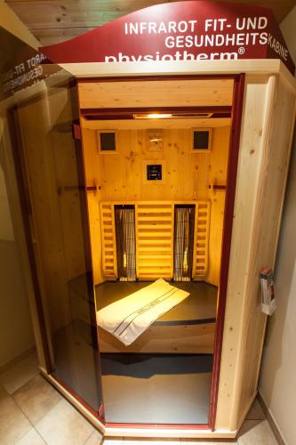a model of a train in a display case at Apart Daniela in Fiss