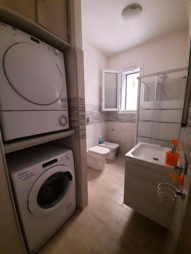 a bathroom with a washing machine and a sink at Il Birillo Casa Vacanze in Trapani