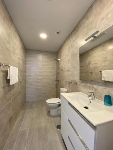 uma casa de banho com um lavatório e um WC em Billy's Marina 360 with pool access em Puerto de Mogán
