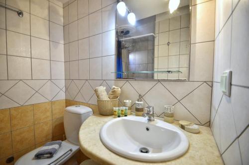 y baño con lavabo y aseo. en Konomi Residence, en Karavádhos