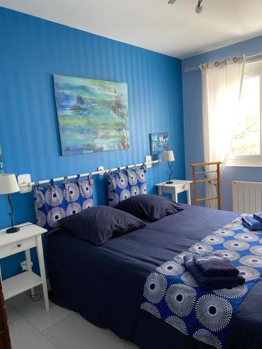 - une chambre bleue avec un lit et des murs bleus dans l'établissement Belle villa la galinoche, à Le Home Varaville