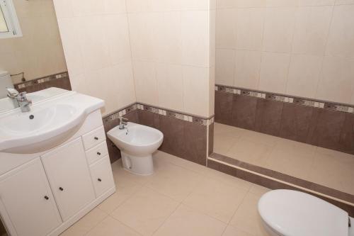 Kúpeľňa v ubytovaní Casa Ana - delightful semi-detached villa with large swimming pool, tennis court and huge gardens plus Free wifi
