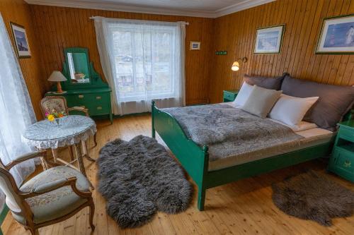 En eller flere senge i et værelse på Bygdin Høyfjellshotell