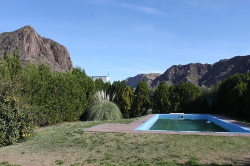 בריכת השחייה שנמצאת ב-Chalet del Valle Grande או באזור