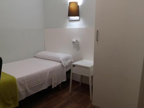 Ένα ή περισσότερα κρεβάτια σε δωμάτιο στο Hostal Lesseps