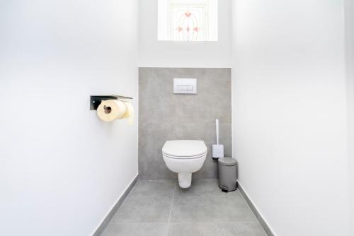 bagno con servizi igienici e cestino di Vinum.Lodge Spitz in der Wachau a Spitz