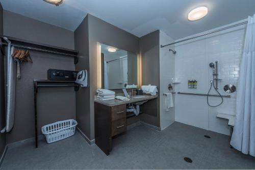 Staybridge Suites Charleston - Mount Pleasant, an IHG Hotel tesisinde bir banyo