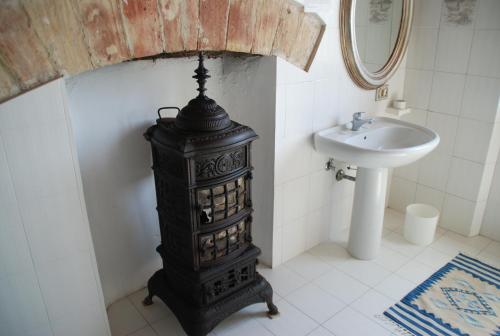 GabbroにあるPane e Vinoのバスルーム(洗面台の横に黒いキャビネット付)