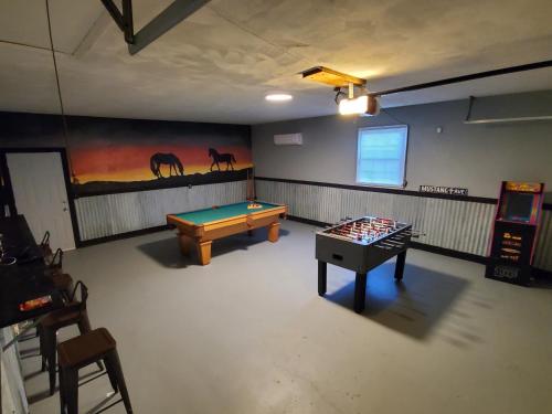 Biliár nebo kulečník v ubytování Andrea Abode home