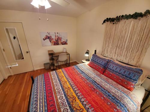 Postel nebo postele na pokoji v ubytování Andrea Abode home
