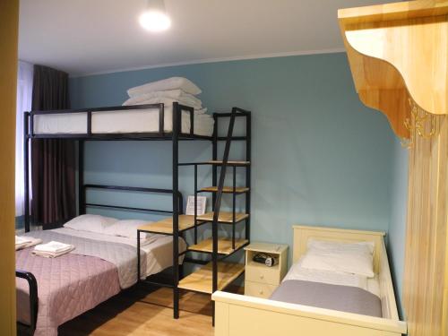 
Двухъярусная кровать или двухъярусные кровати в номере Hotel Kofeynya Pribrejnaya
