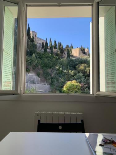 - une fenêtre avec vue sur la montagne dans l'établissement CASSIS CENTRE Magnifique Appartement à 2 mn de la plage et du Port, tous les commerces à proximité idéalement placé, à Cassis