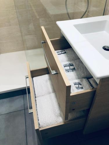 une salle de bain avec un lavabo et un comptoir avec des serviettes dans l'établissement Studio en résidence, proche de la mer avec parking gratuit et 5G home, à Villers-sur-Mer