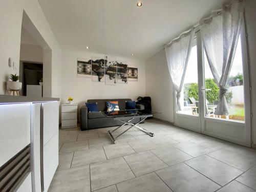 un salon avec un canapé et une table dans l'établissement Maison Tommy, à Carcassonne