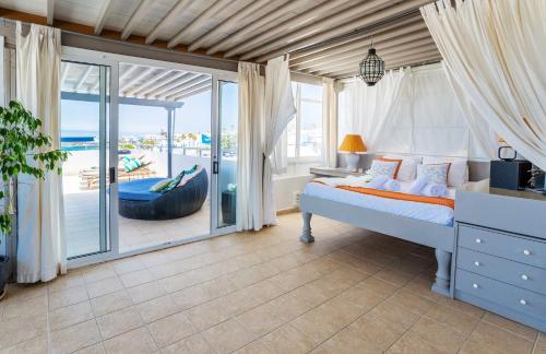 Katil atau katil-katil dalam bilik di Ocean View Penthouse - Central Location - 100m to the Beach