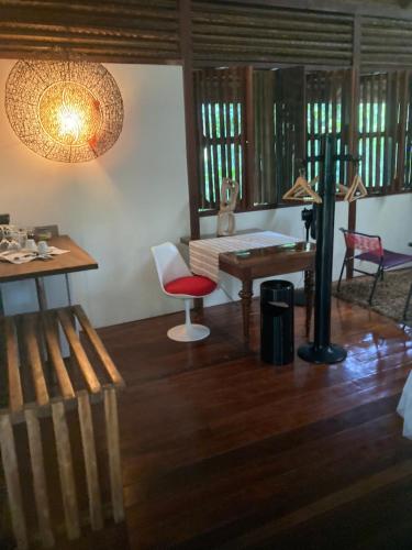 een kamer met een bureau, een stoel en een tafel bij Mar Verde Lodge in Puerto Viejo