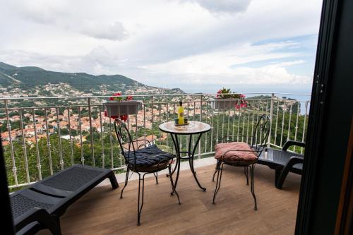 balkon ze stołem i krzesłami oraz widokiem w obiekcie Panariello Palace w mieście Agerola