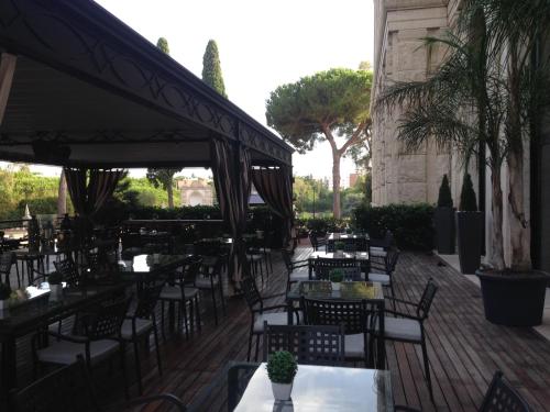 Un restaurante u otro lugar para comer en TH Roma - Carpegna Palace