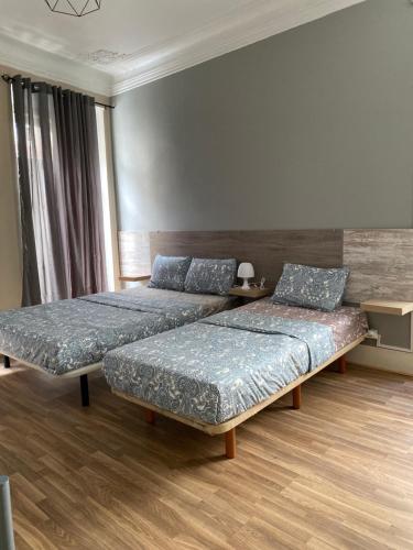two beds sitting in a room with at SRIINDO ARROiOS in Lisbon