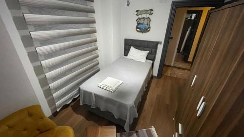 een kleine kamer met een klein bed in een kamer bij Villa Yılmaz dream holiday in Kuşadası