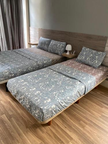 two beds sitting in a room with at SRIINDO ARROiOS in Lisbon