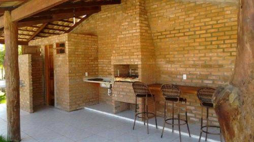 een patio met een bar in een bakstenen muur bij Pousada Maresia do Sargi in Uruçuca