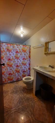 łazienka z toaletą i umywalką w obiekcie Hospedaje Tropical Dreams w mieście Corn Islands