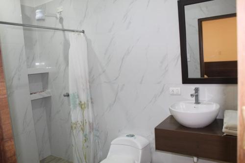 Koupelna v ubytování DC Suites Aeropuerto