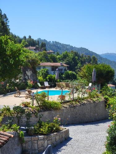 um resort com uma piscina e uma casa em Quinta De Gestacos no Gerês