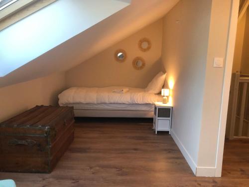 een kleine slaapkamer met een bed op de zolder bij Orléans: maison de charme au cœur de la ville in Orléans