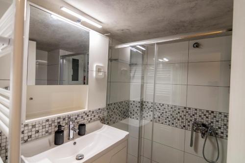 Luxury apartment 10’ from the center!