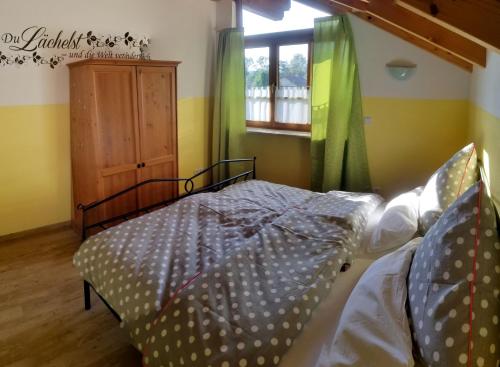 a bedroom with a bed and a window at Exclusiv - Ferienwohnung Hinterreiter in Ainring