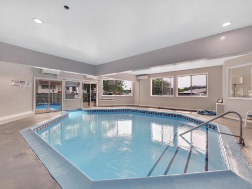 una grande piscina con acqua blu in una casa di 107 Pointes North Inn a Charlevoix