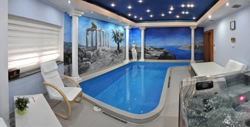 ein Haus mit einem Pool in einem Zimmer in der Unterkunft Wellness apartmán s vířivkou a saunou in Pilsen