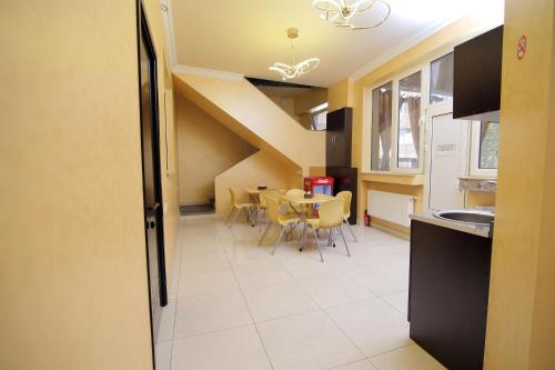 Kuchyň nebo kuchyňský kout v ubytování MBM Hotel Yerevan