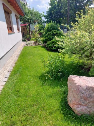 Taman di luar Ferienhaus in Bernau bei Berlin