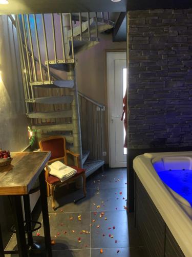 une chambre avec une baignoire, une table et un escalier dans l'établissement Diane Luxury 2, à Roubaix
