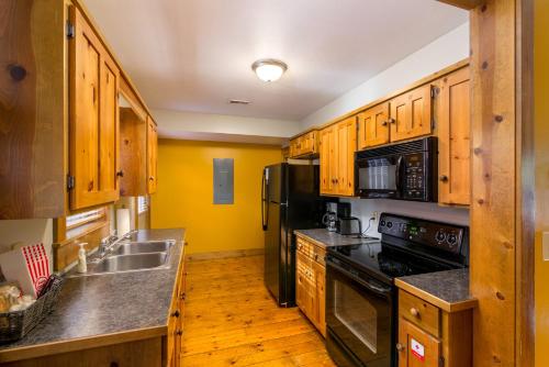 Cuisine ou kitchenette dans l'établissement Blue Spruce . Trailside Lodging