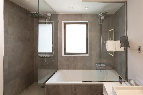 Salle de bains dans l'établissement Novotel Tunis Lac