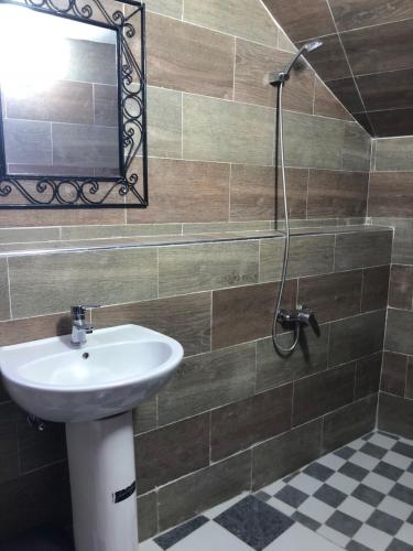 Hotel Nisrine في شفشاون: حمام مع حوض ومرآة