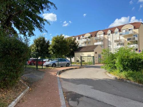 une voiture garée dans un parking à côté d'un bâtiment dans l'établissement STUDIO DIJON MARPAUX, à Dijon