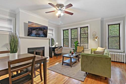 2BR Apt in Lively & Bustling N Broadway Boystown